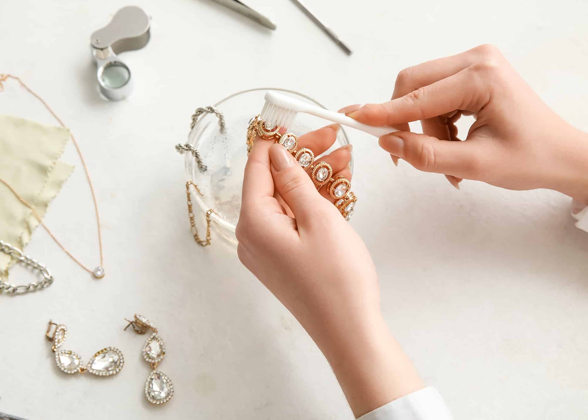 3-how-to-properly-clena-a-diamond-pendant-md.jpg